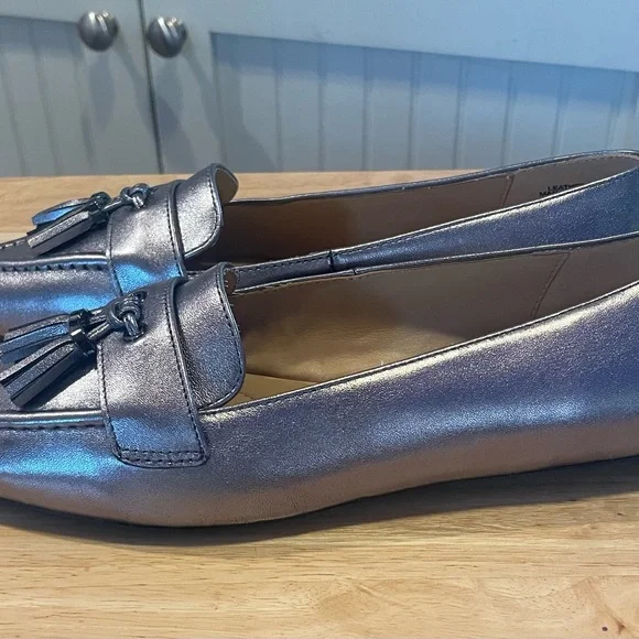Talbots Womens Francesca Tasseled Silver Metallic Leather Driving Flats size 7 - Picture 2 of 10
